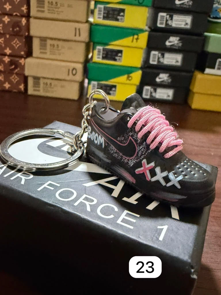 Miniature sneaker keychains - photo 3