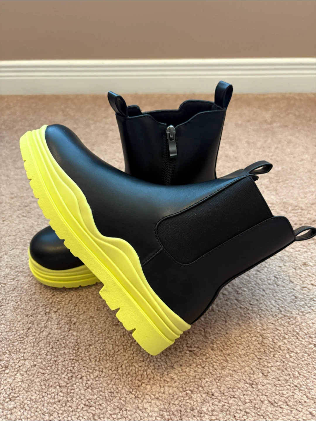 NEW, BeBo Kids Waterproof Chelsea boots, size 5.