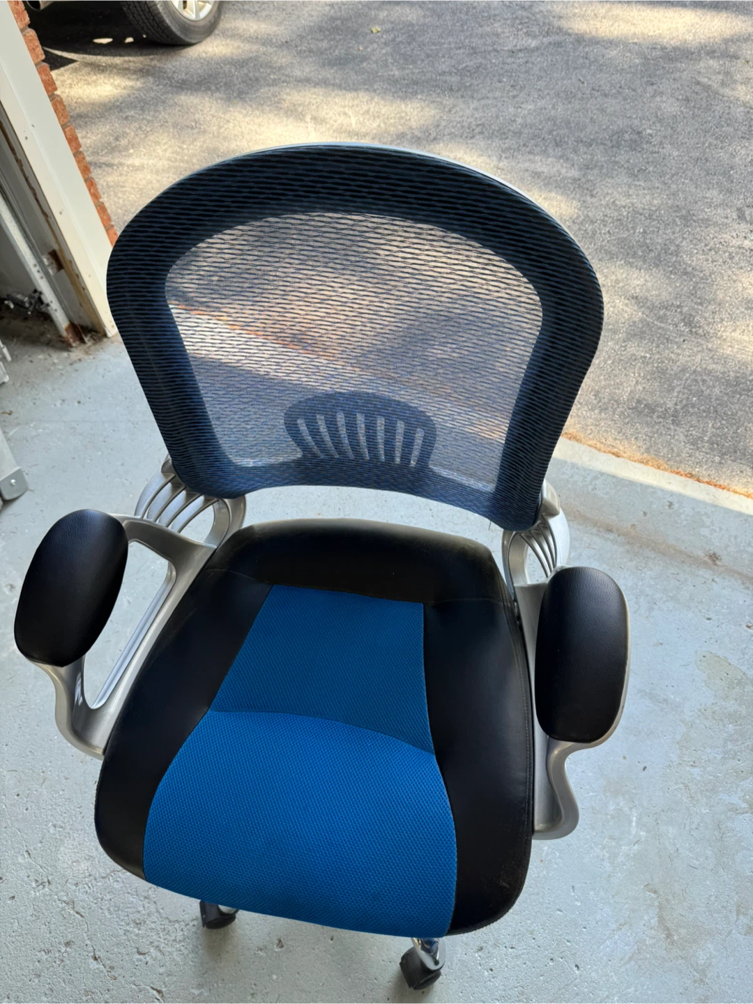 Staples Blue and black mesh office chair - photo 2