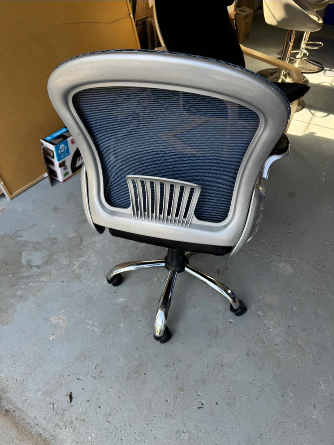 Staples Blue and black mesh office chair - photo 3