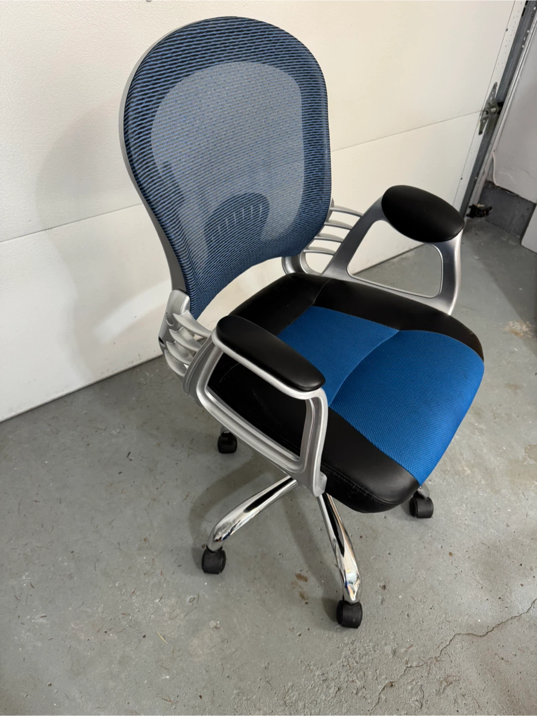 Staples Blue and black mesh office chair - photo 4