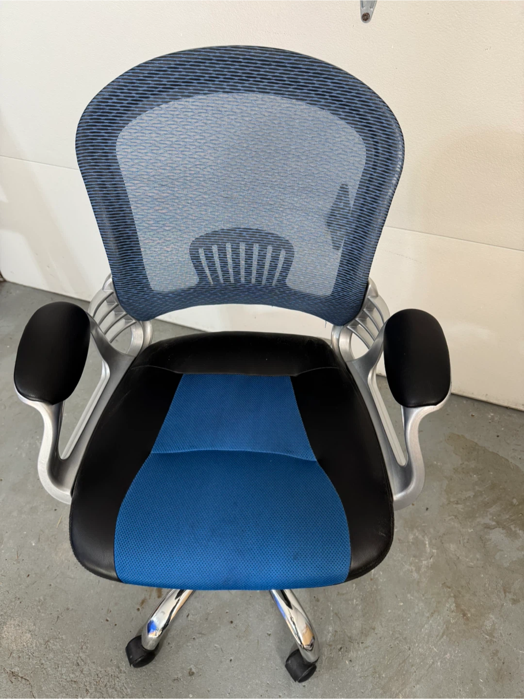 Staples Blue and black mesh office chair - photo 5