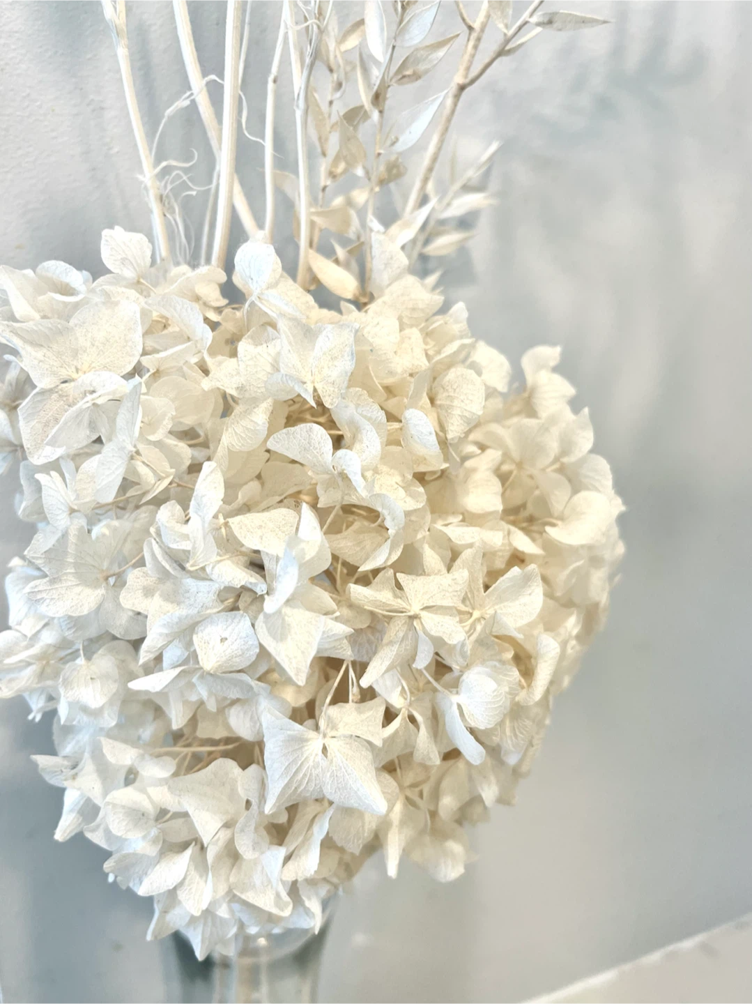 Flower Arrangement with Glass Vase - photo 3