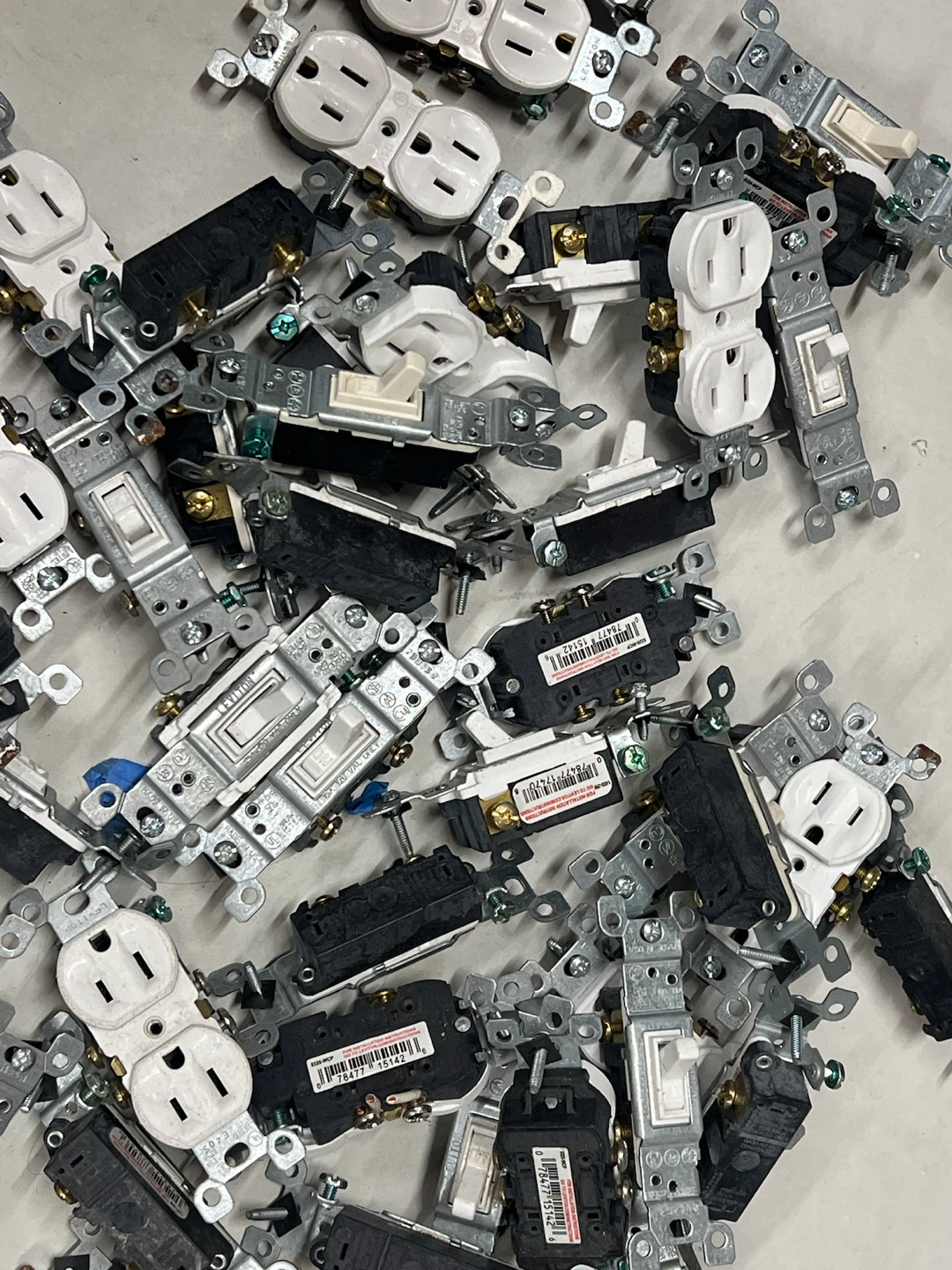 Lot of Assorted Leviton Electrical Switches and Outlets - photo 5