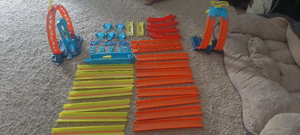 Hot Wheels Track Pieces and Stunt Set