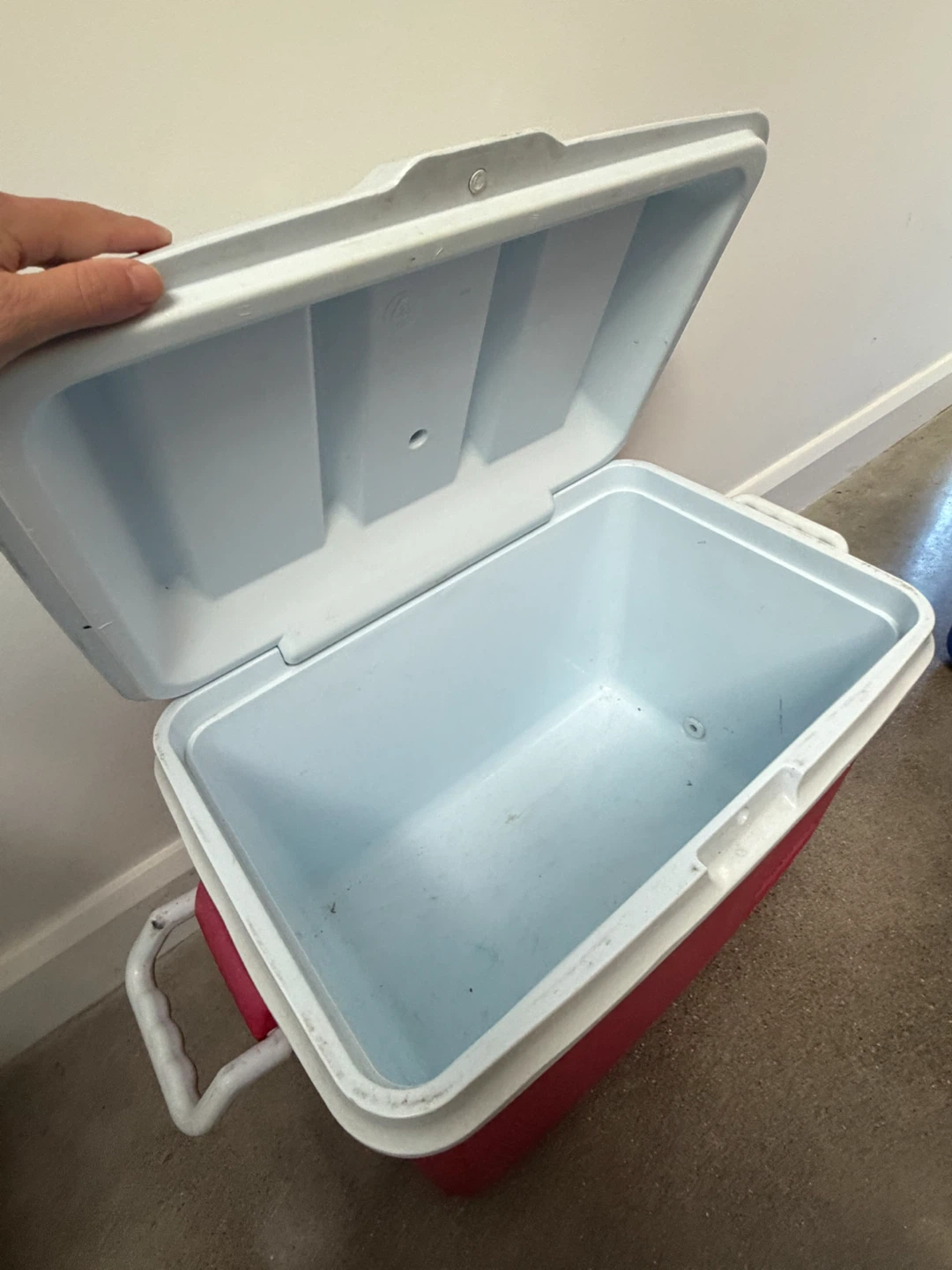 Rubbermaid Cooler Red and White - photo 4