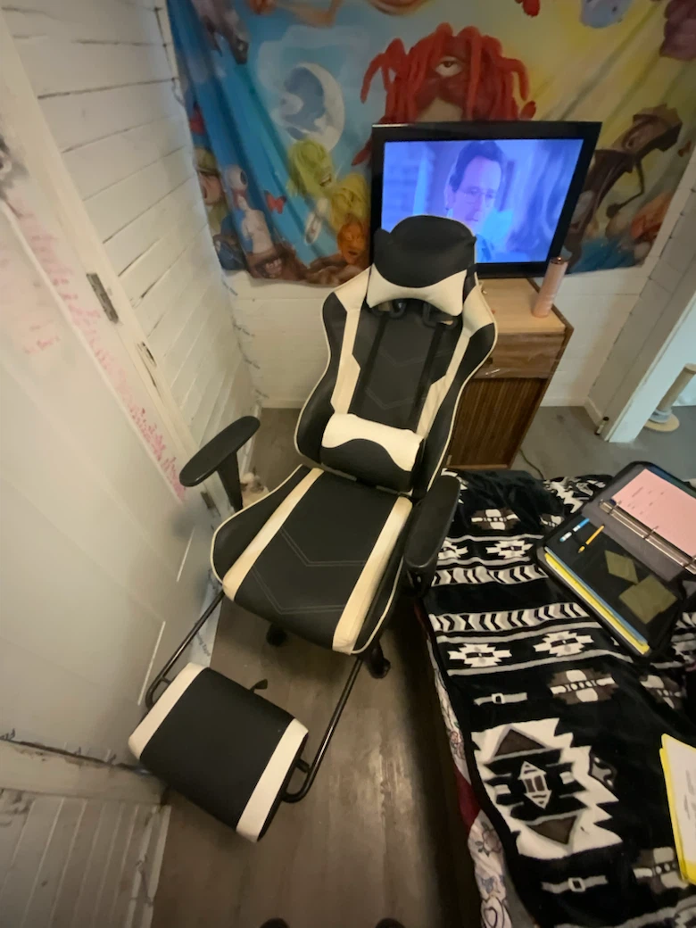 Black and white gaming chair with footrest - photo 3