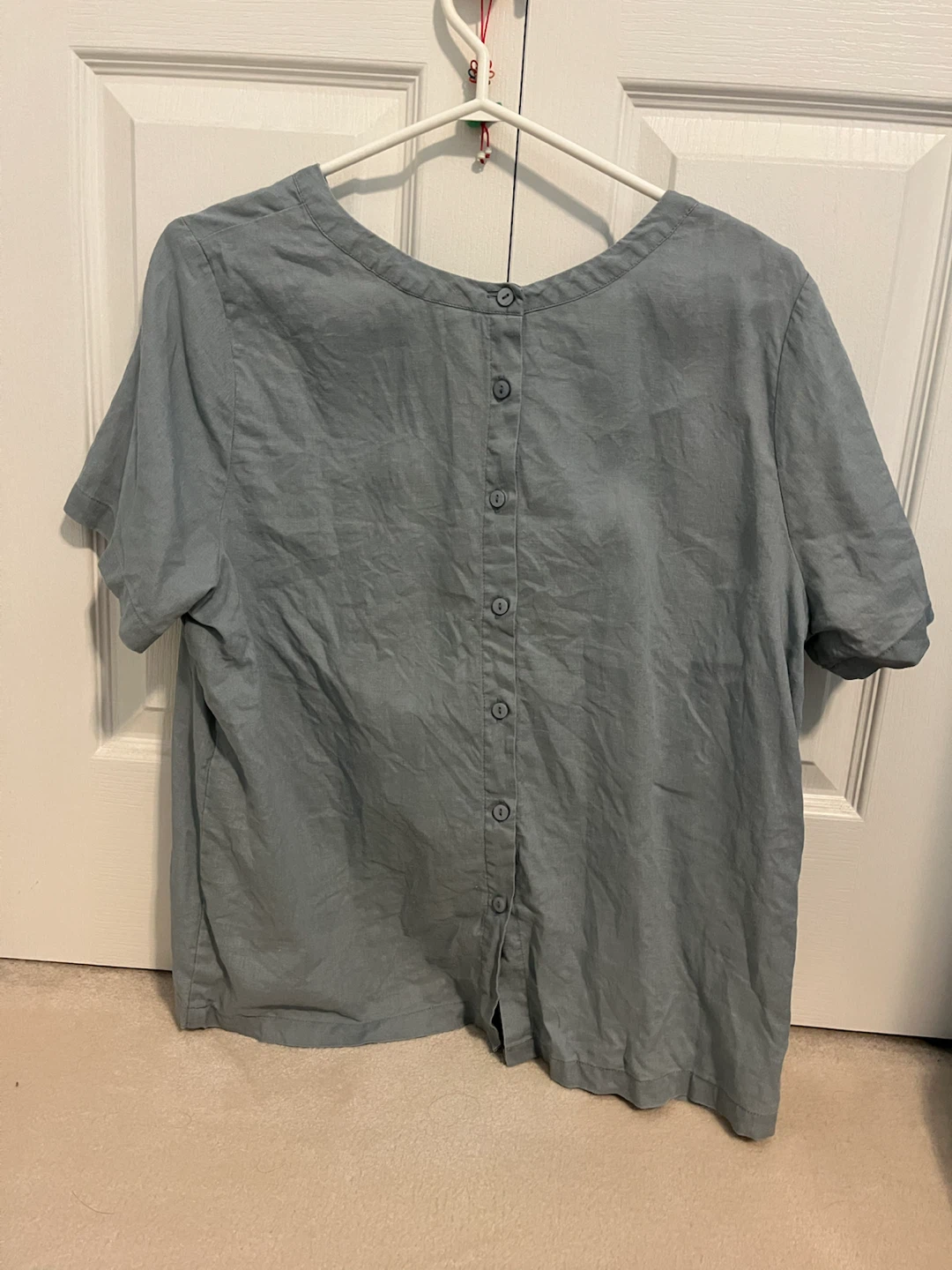 Blue button-back short sleeve blouse - photo 2