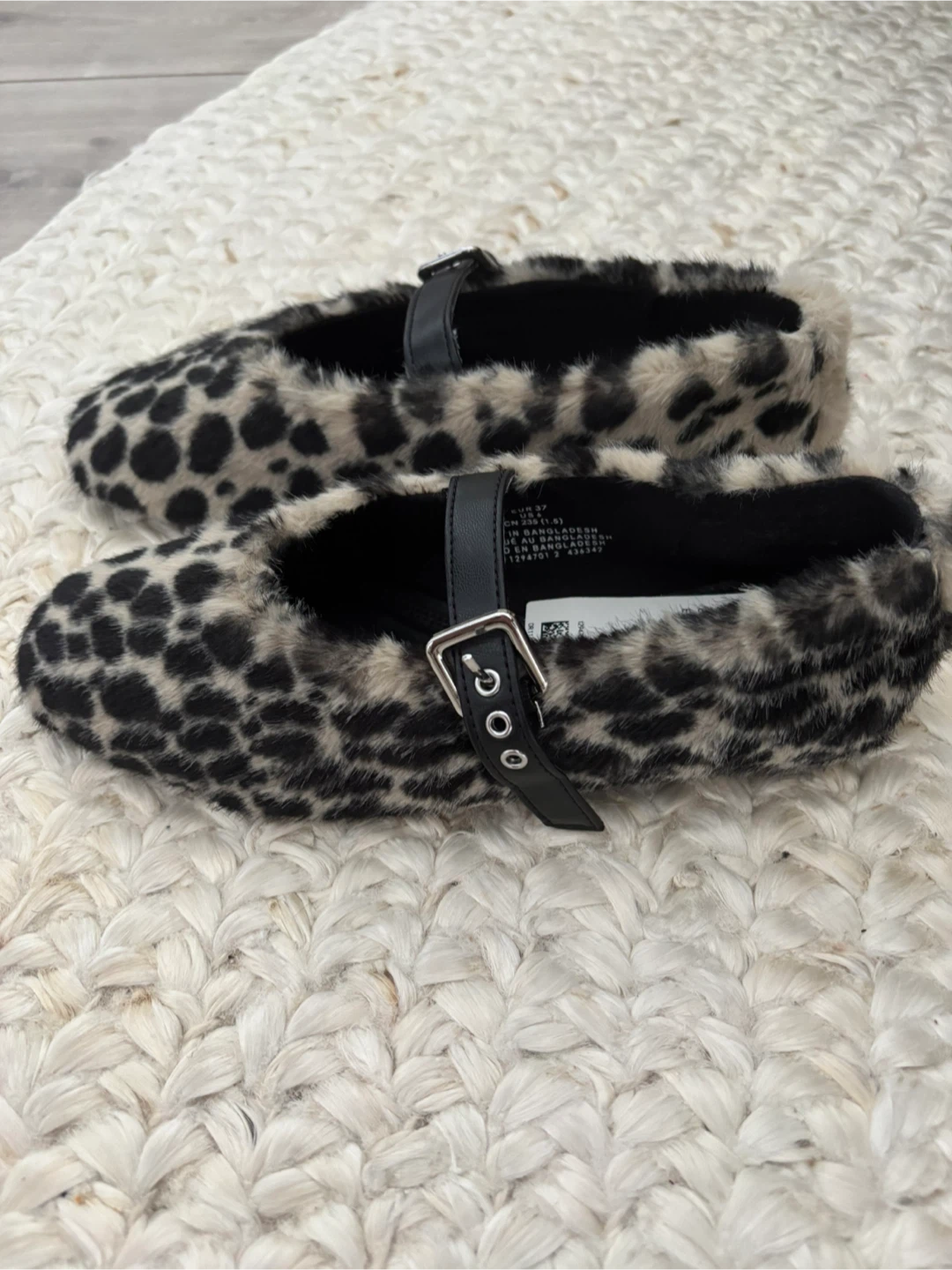 H&M Leopard Print Faux Fur Flats Size 6 - photo 2