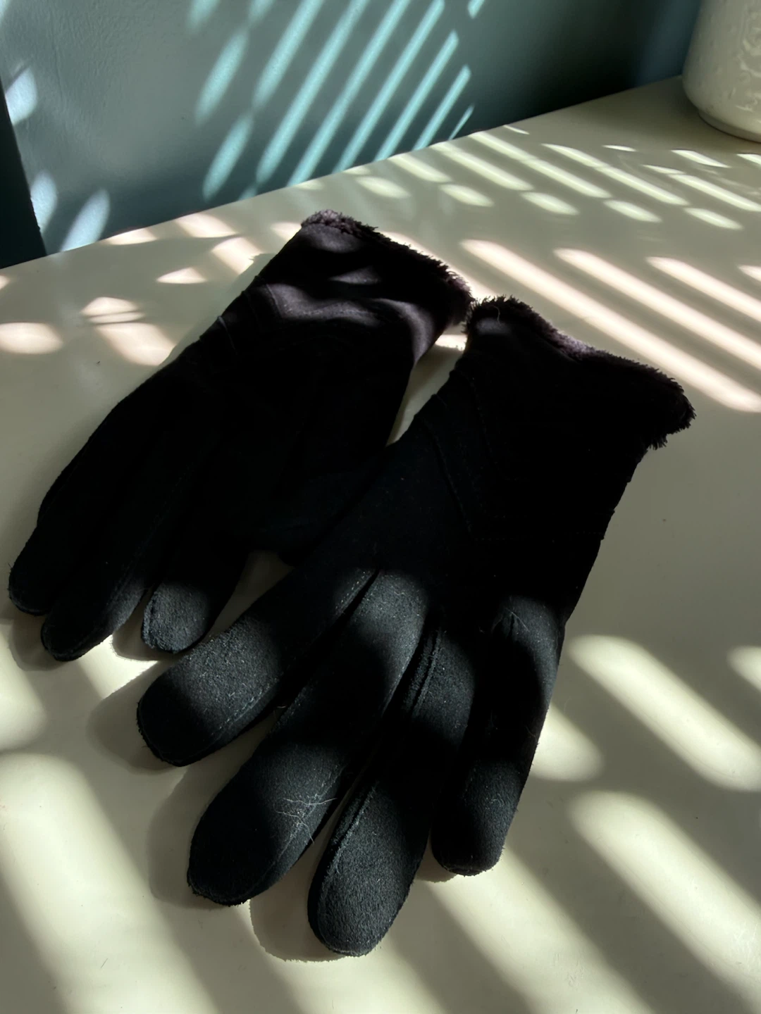 Isotoner Black Goat Leather Gloves – Size 6.5 (Small)