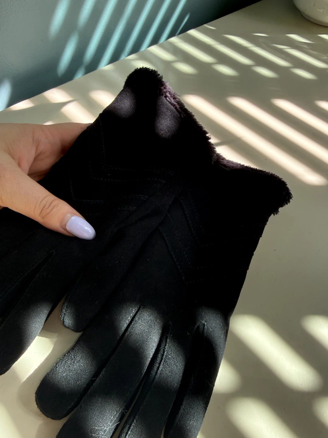 Isotoner Black Goat Leather Gloves – Size 6.5 (Small) - photo 2
