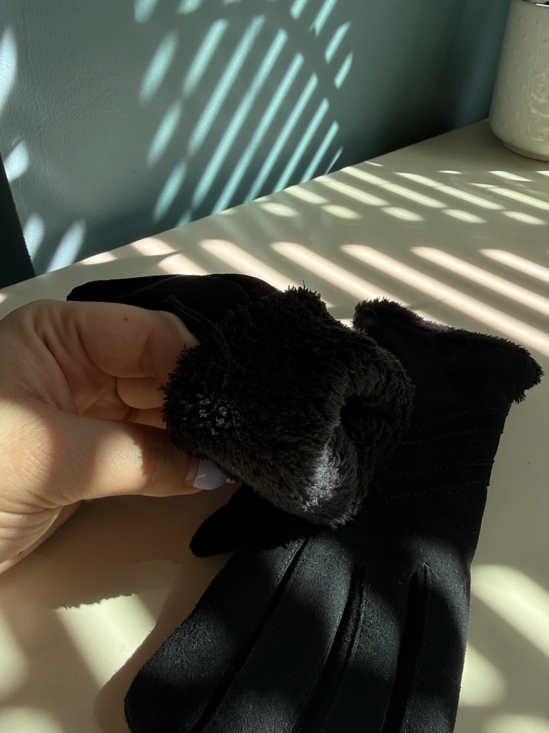 Isotoner Black Goat Leather Gloves – Size 6.5 (Small) - photo 3