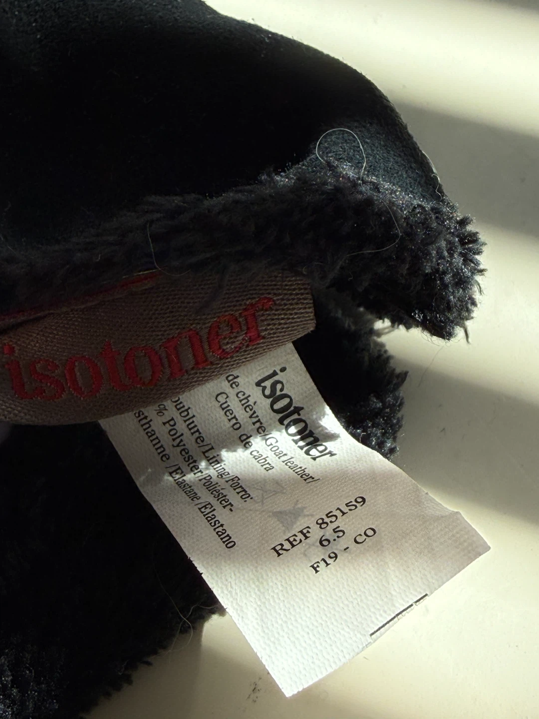 Isotoner Black Goat Leather Gloves – Size 6.5 (Small) - photo 4