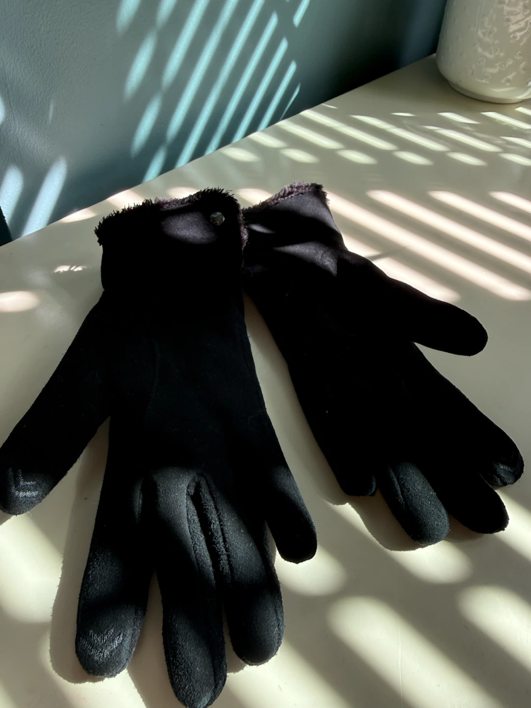 Isotoner Black Goat Leather Gloves – Size 6.5 (Small) - photo 5