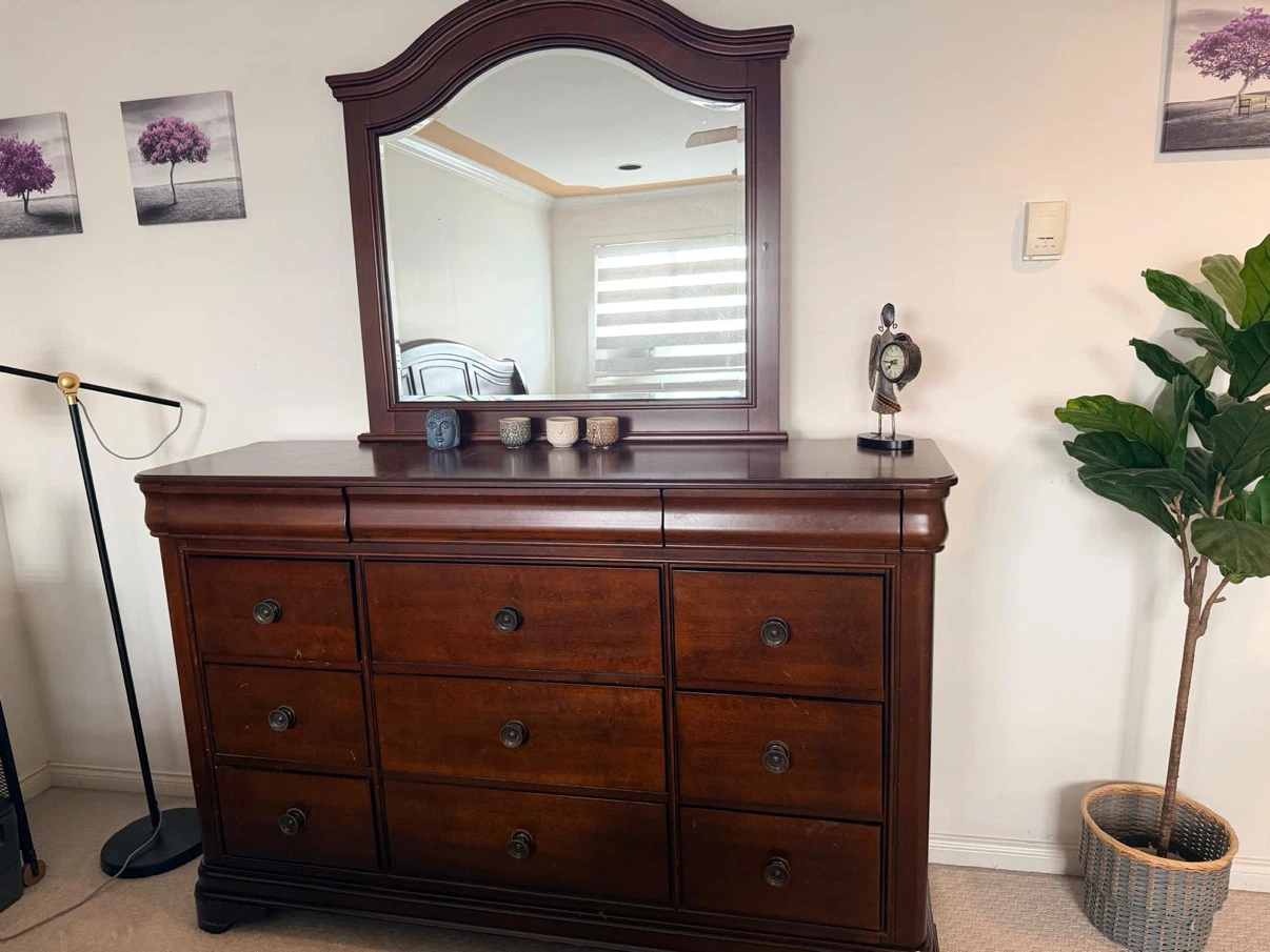 King Size Bedroom Set – Bed, Dresser, Mirror, Nightstand & Chest - photo 3