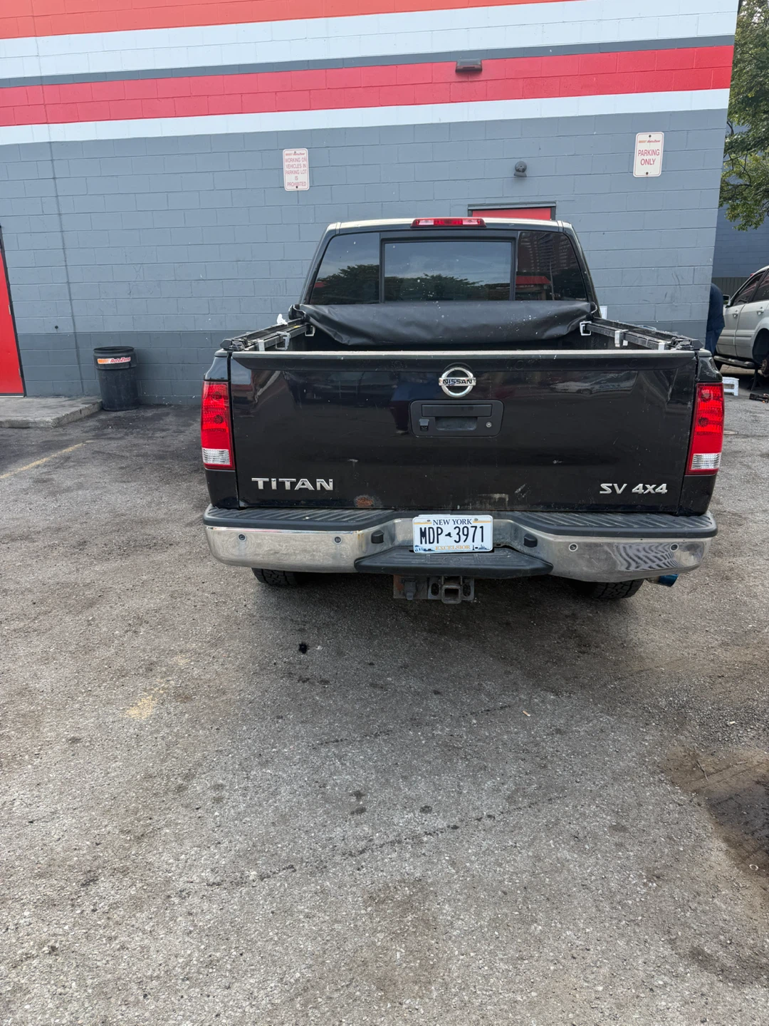 Nissan Titan SV 4x4 V8 Pickup Truck