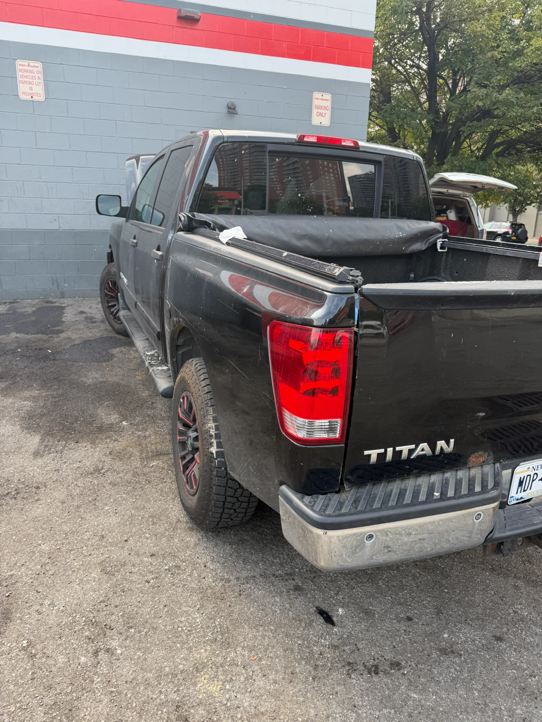 Nissan Titan SV 4x4 V8 Pickup Truck - photo 5