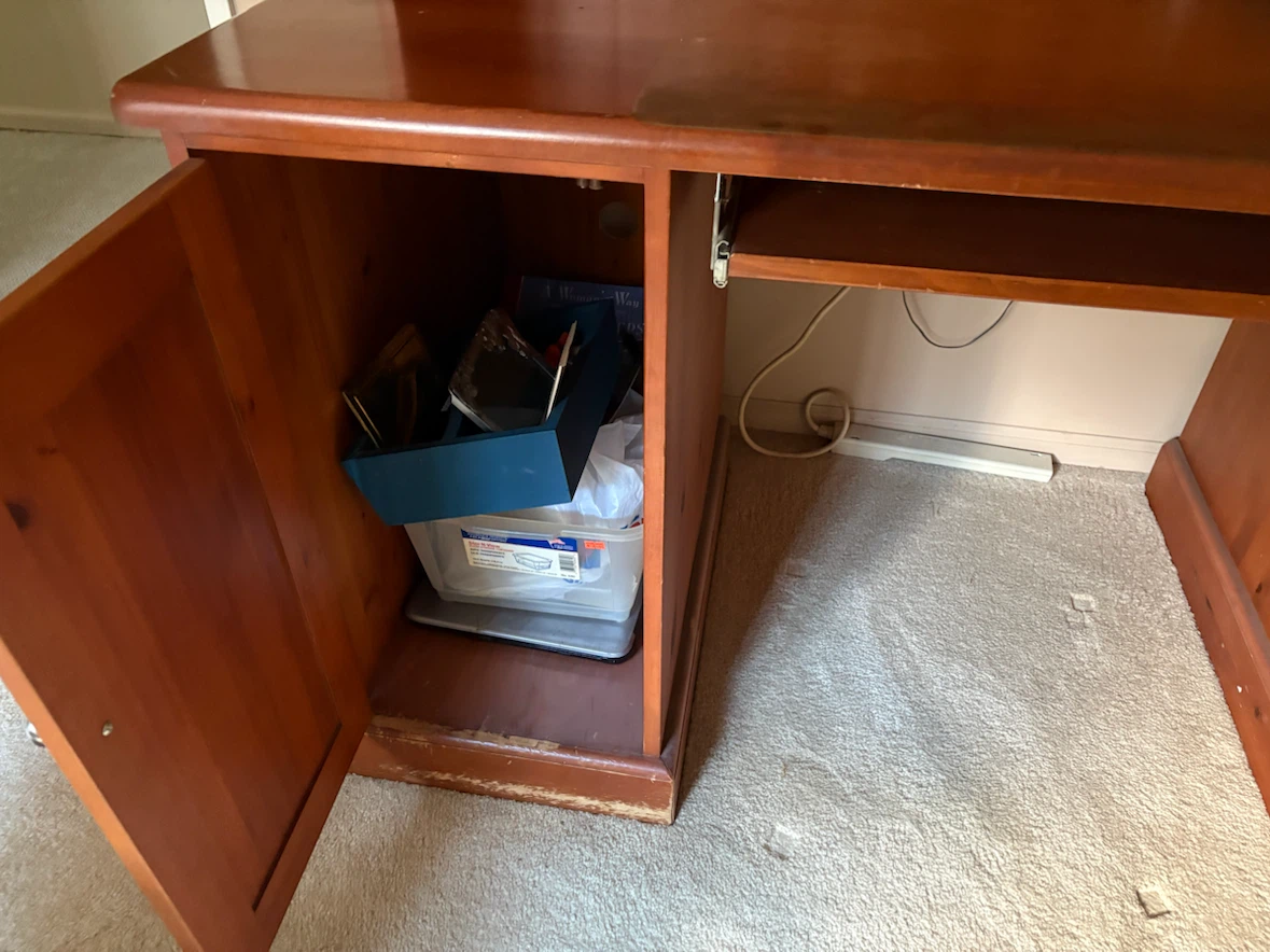 Solid maple desk and hutch - photo 3