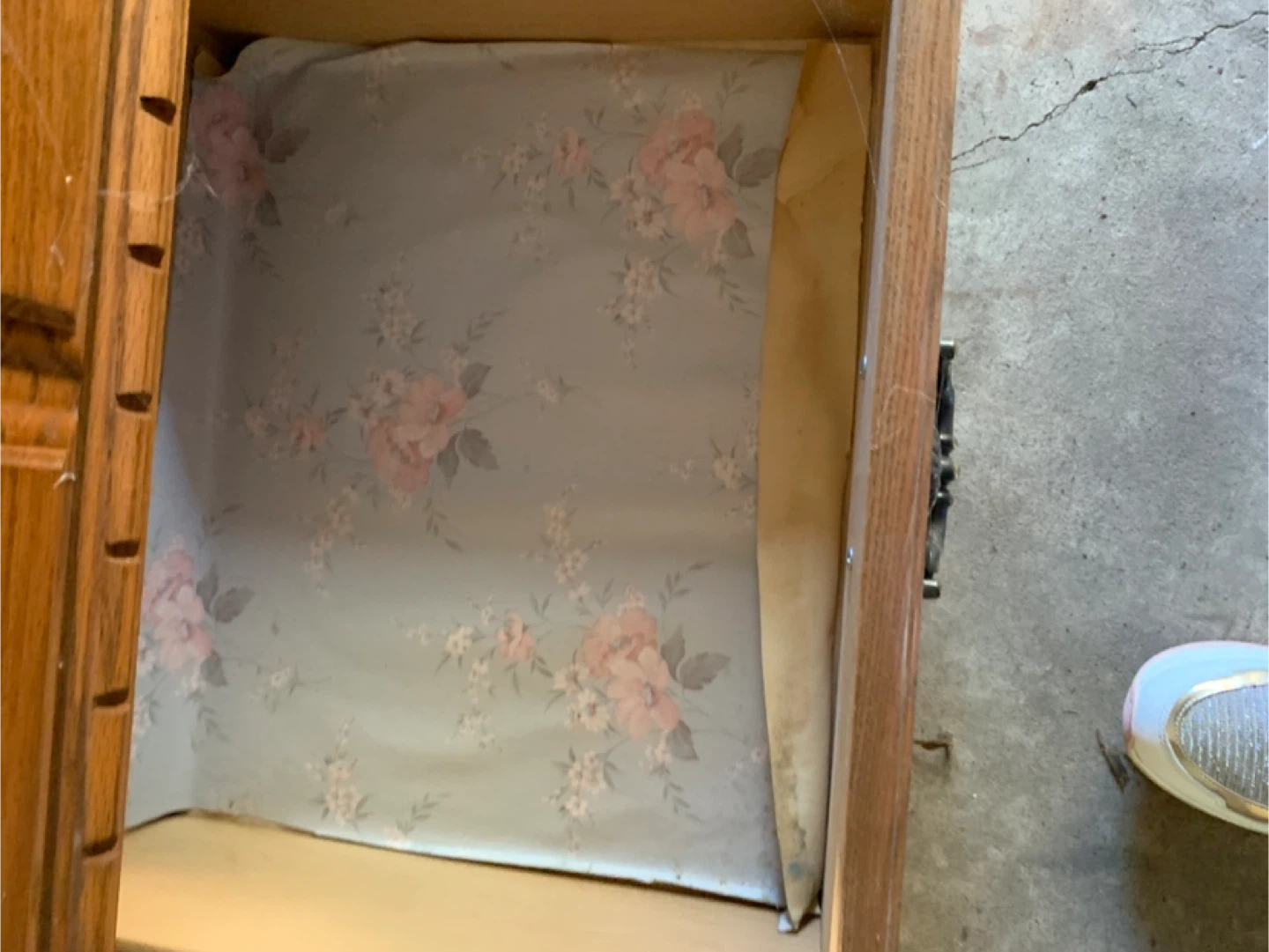 FREE: Vintage Wooden Nightstand. - photo 3