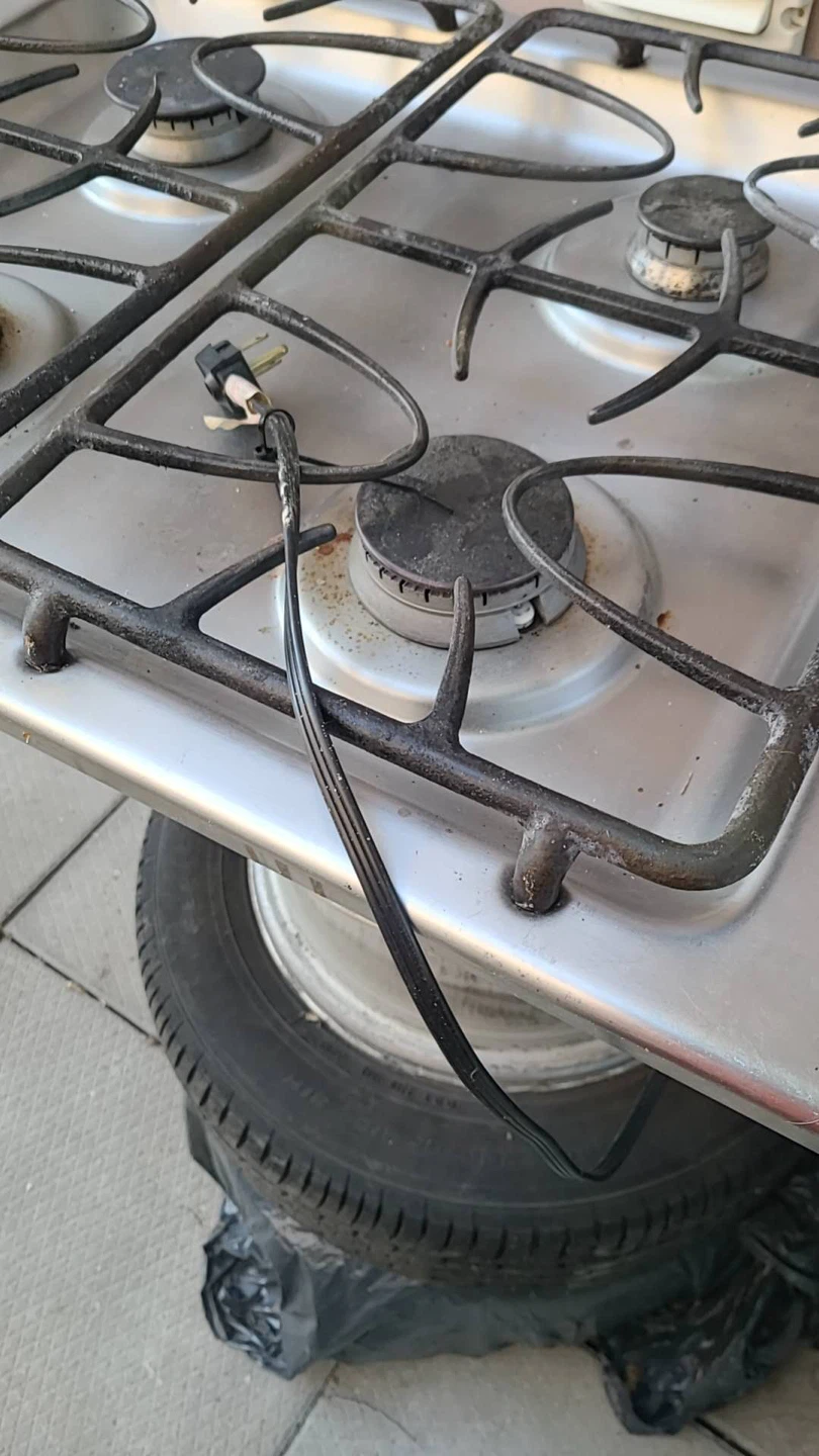 GE 4-Burner Gas Cooktop - photo 3