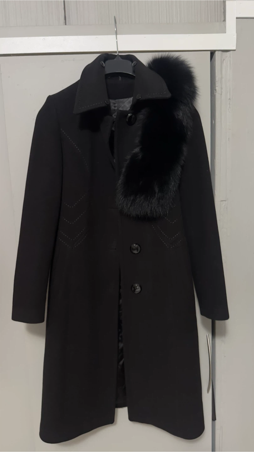 Black Women'sCoat 36 size(s-xs) with Fur Collar - photo 4