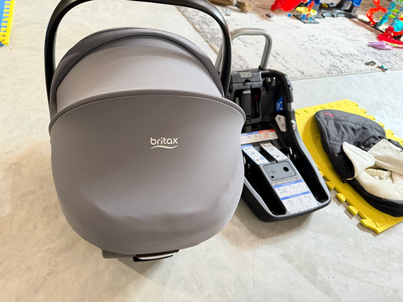 Britax Willow S Infant Car Seat + Base - Open to Negotiation - photo 2
