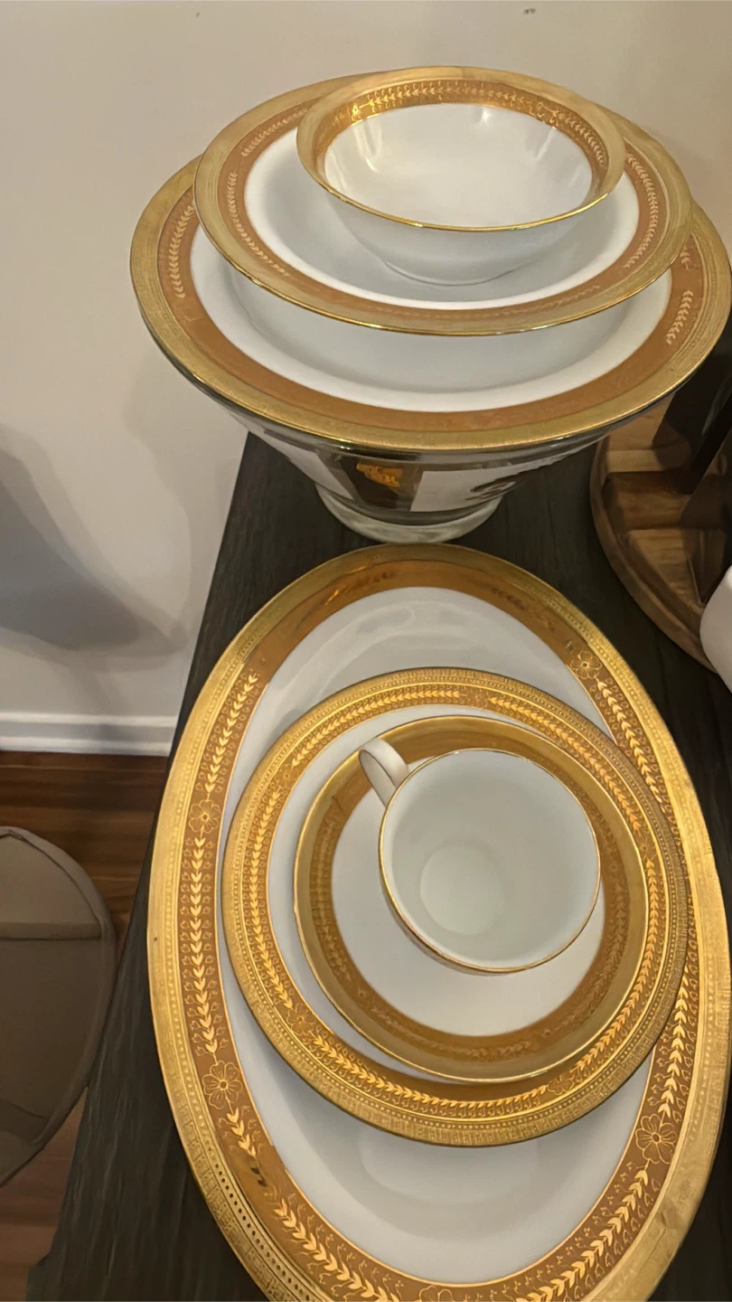 90-Piece Fine Porcelain Japan Dinnerware Set – Gold Trim