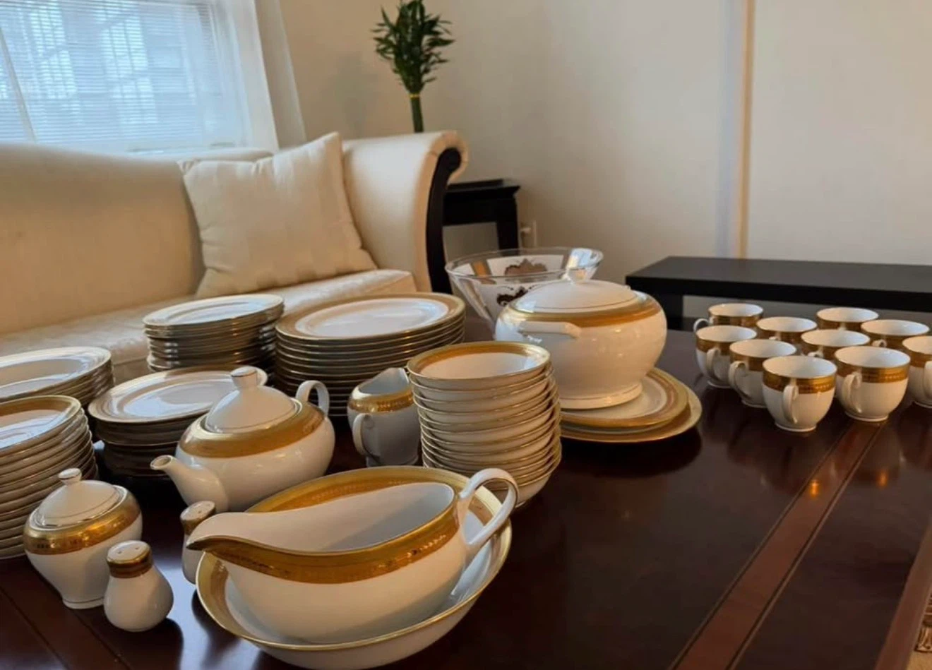 90-Piece Fine Porcelain Japan Dinnerware Set – Gold Trim - photo 2