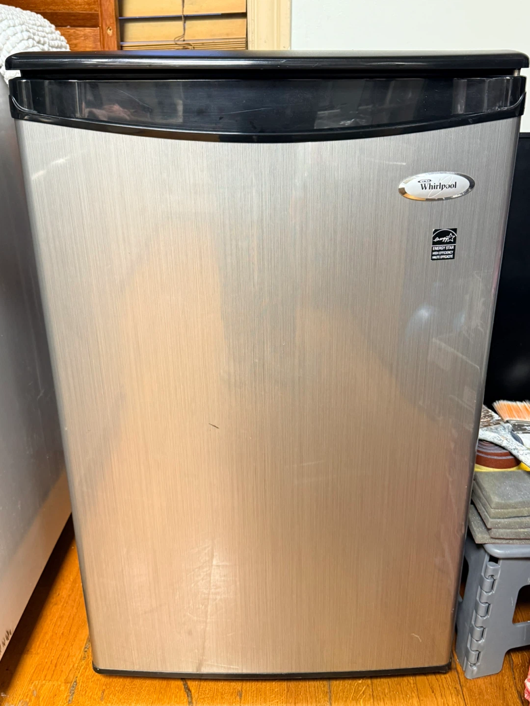 Whirlpool Compact Beverage Fridge - photo 3