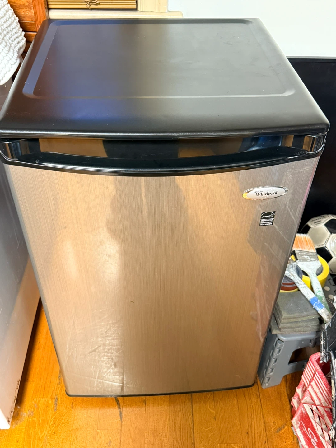 Whirlpool Compact Beverage Fridge - photo 4