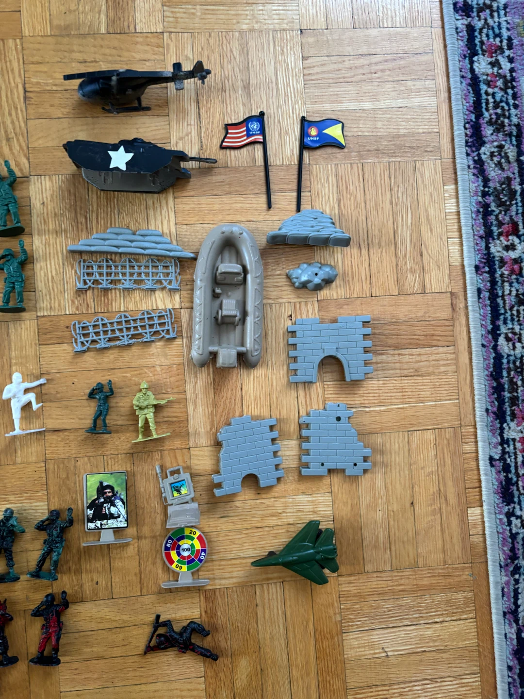 Large Collection of Plastic Army Soldiers and Accessories - photo 2