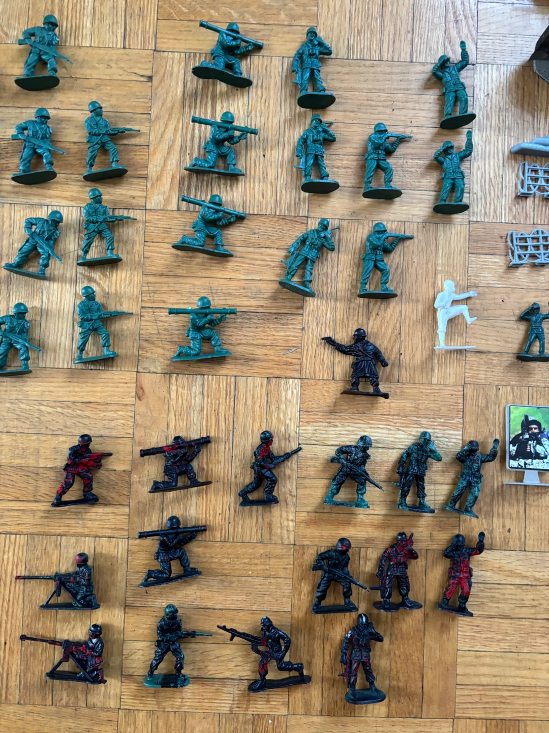 Large Collection of Plastic Army Soldiers and Accessories - photo 3