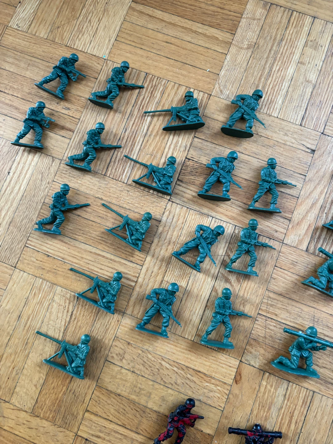 Large Collection of Plastic Army Soldiers and Accessories - photo 4