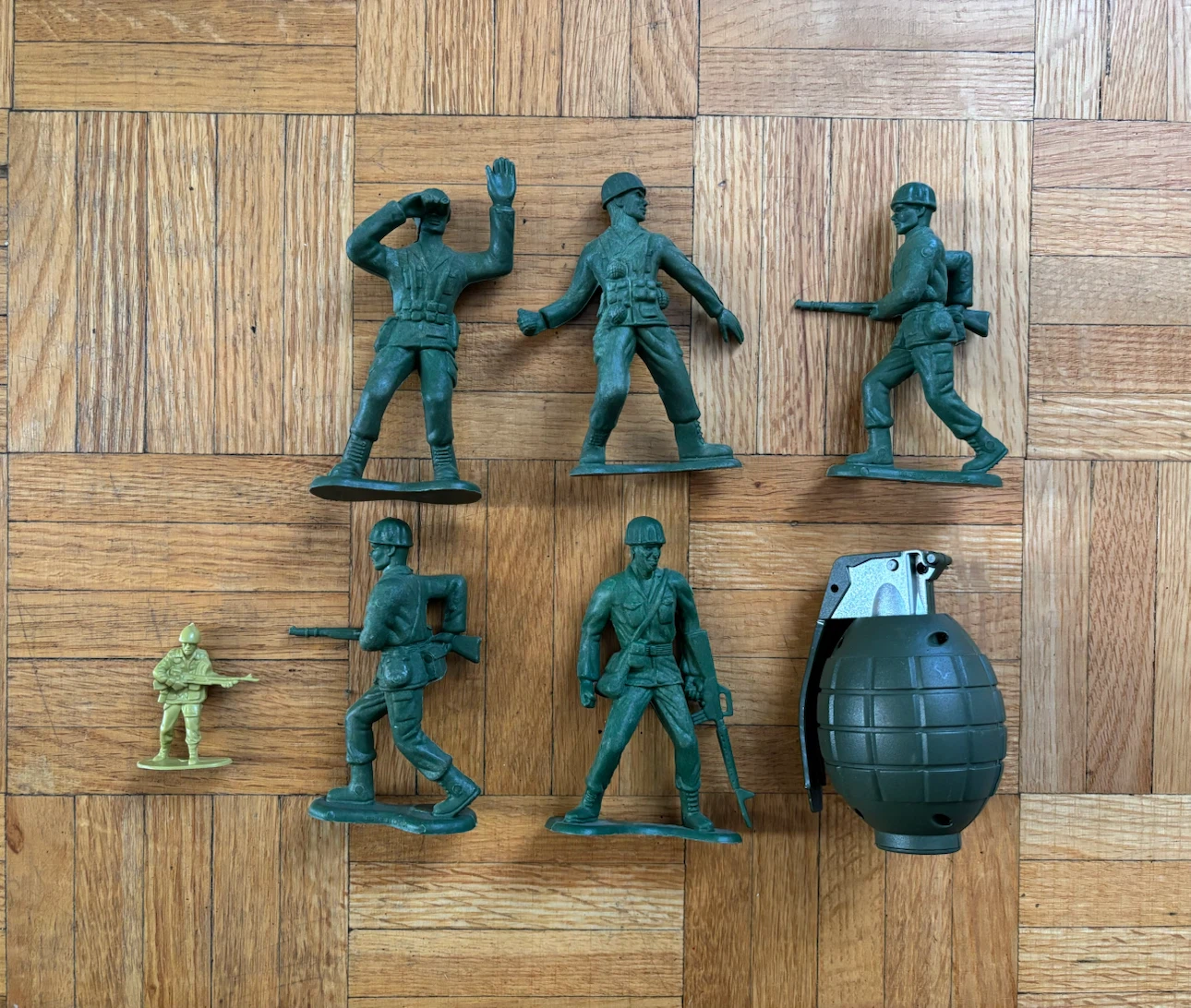 Set of 5 Plastic Army Men and 1 Grenade Toy