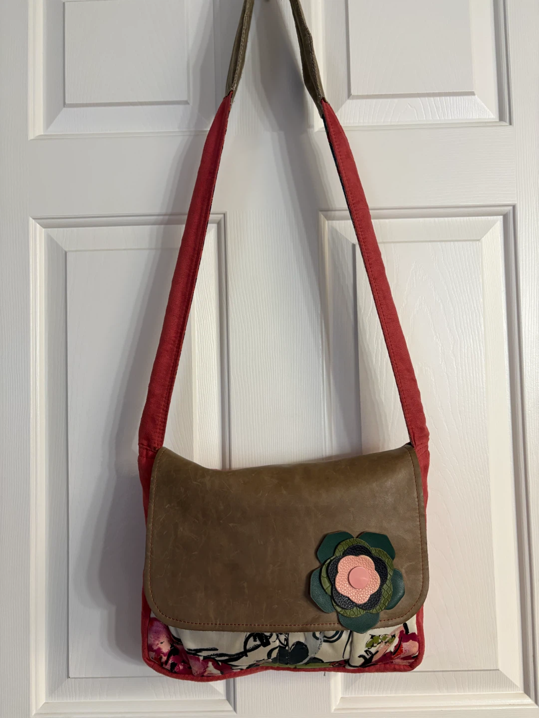 Sage & Harper Floral messenger bag with leather flap