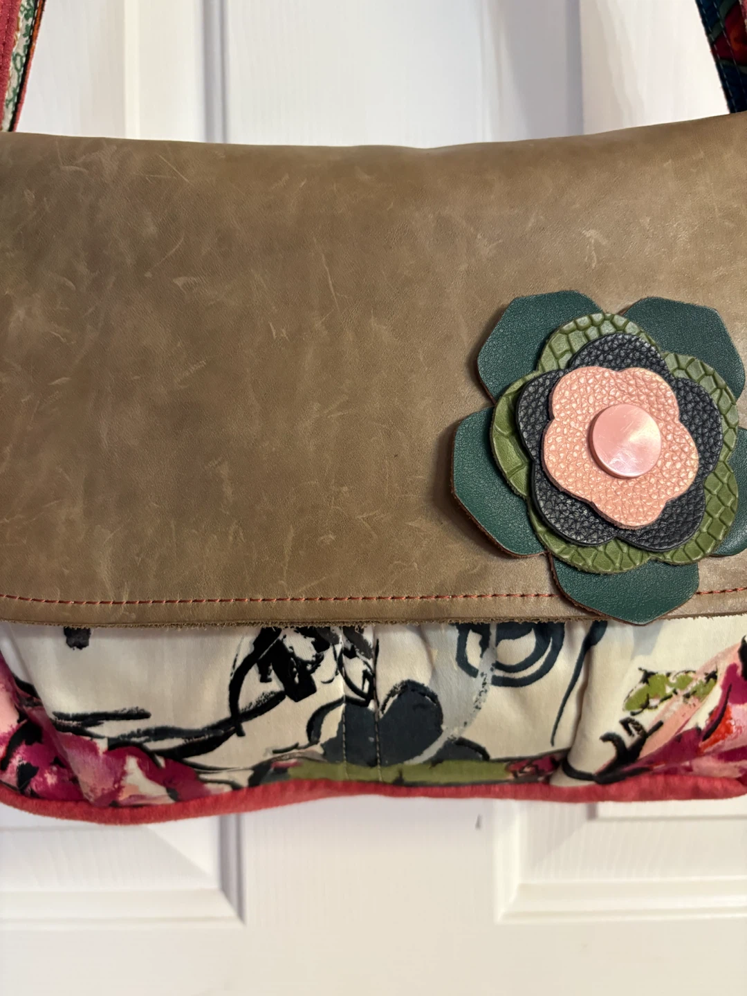 Sage & Harper Floral messenger bag with leather flap - photo 2