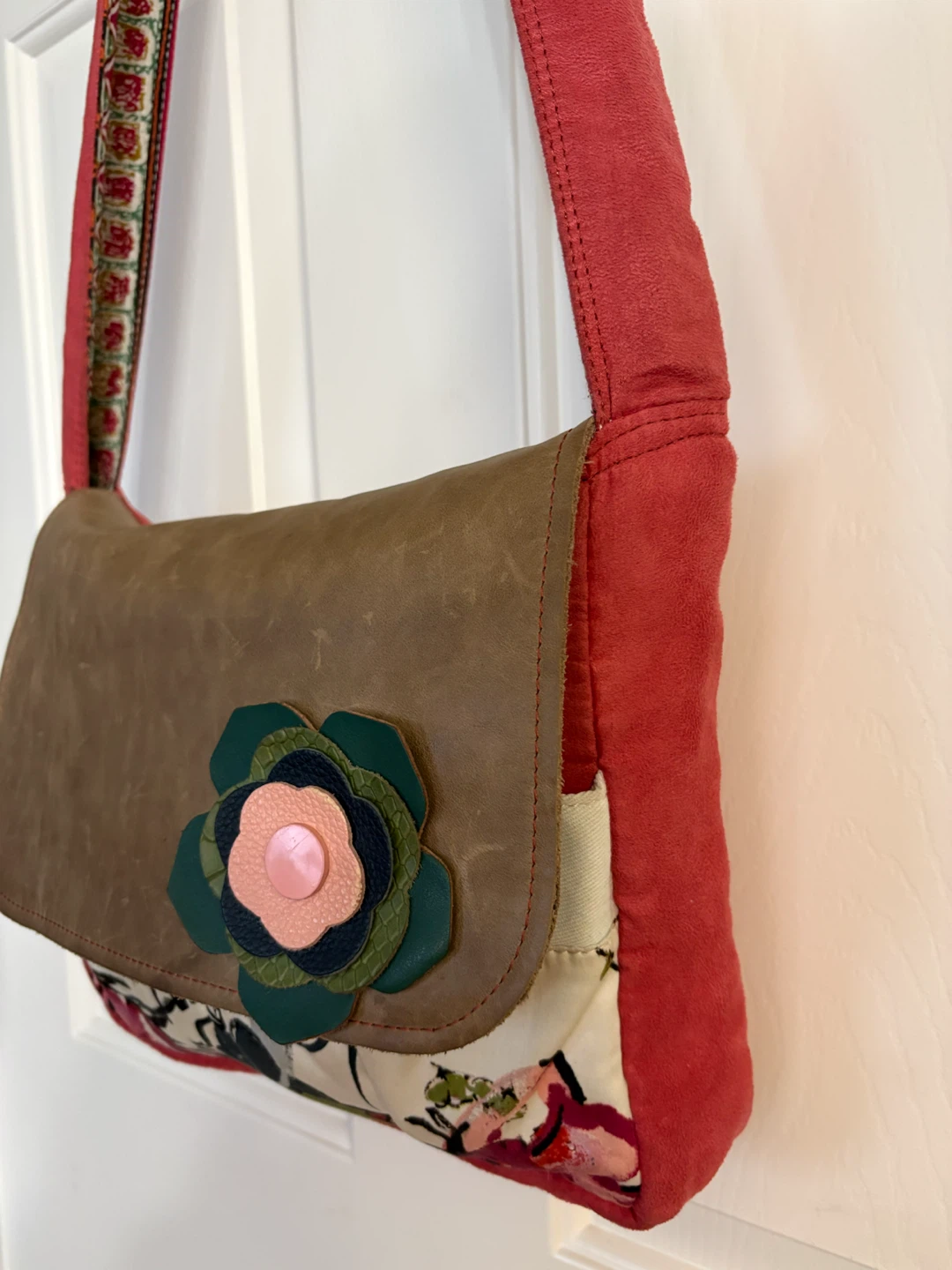 Sage & Harper Floral messenger bag with leather flap - photo 4