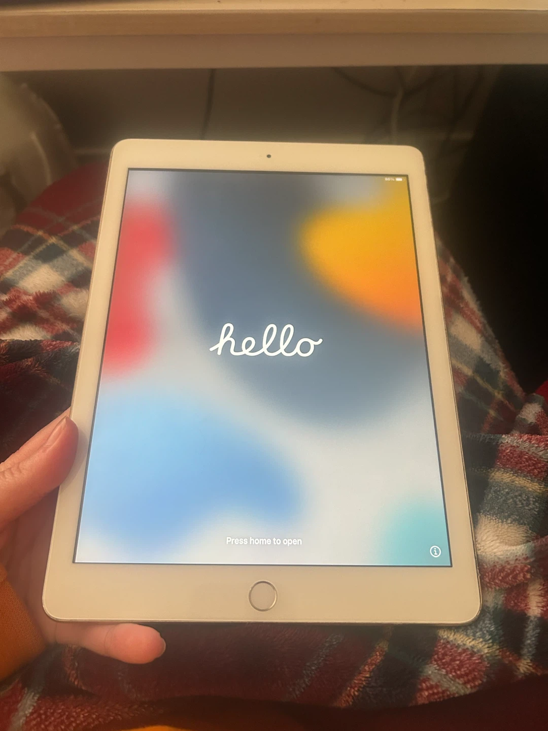 Apple iPad Model A1822 Gold - photo 2