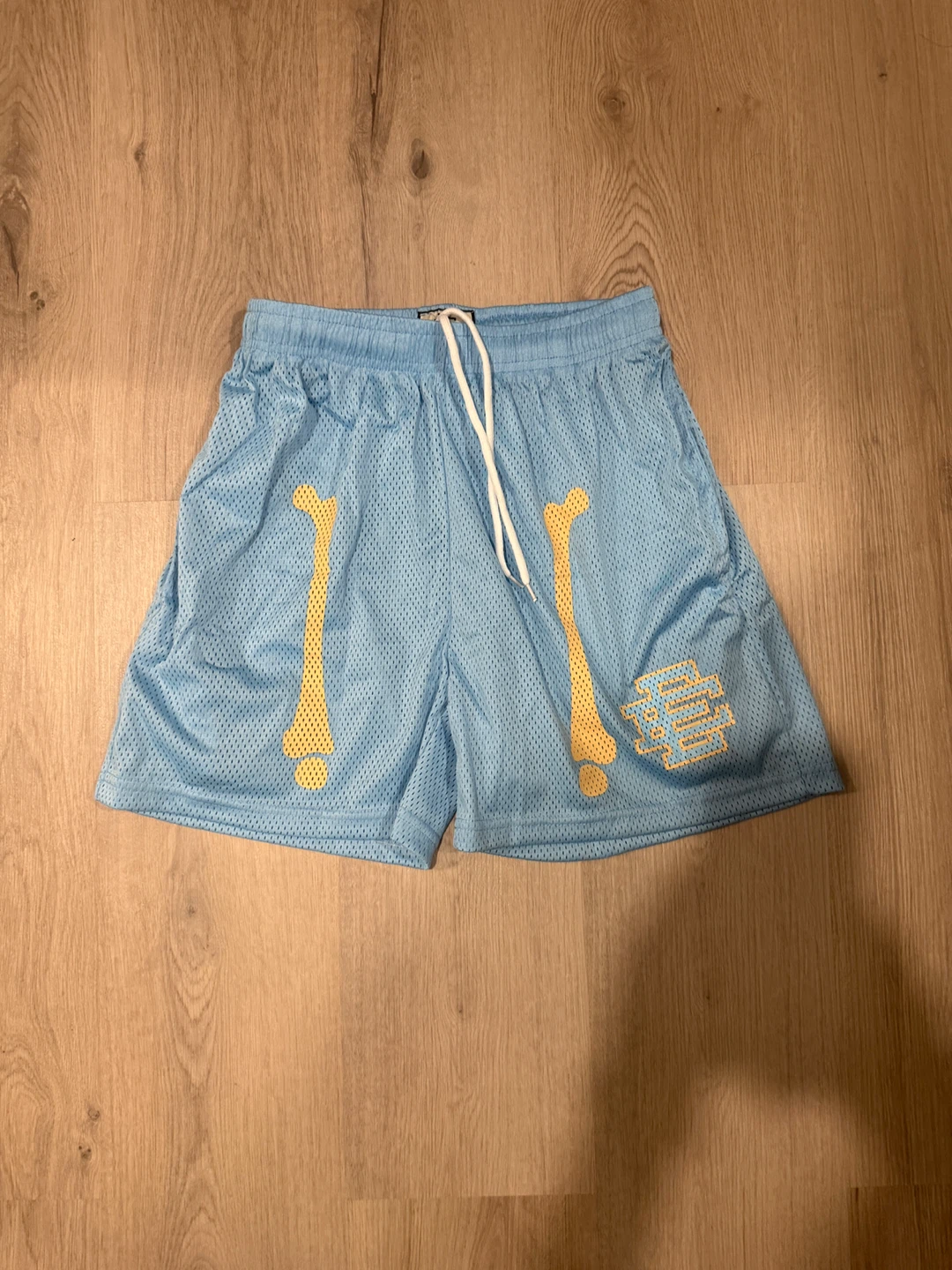EE shorts no bag medium