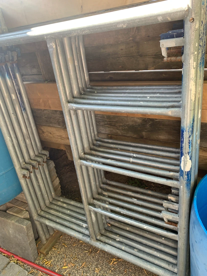 Rolling scaffold tower with metal planks