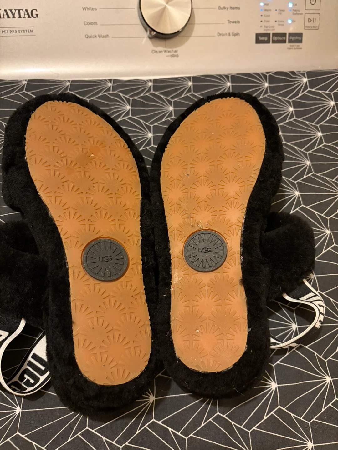 UGG Fluff Yeah Black Slides Size 6 - photo 3