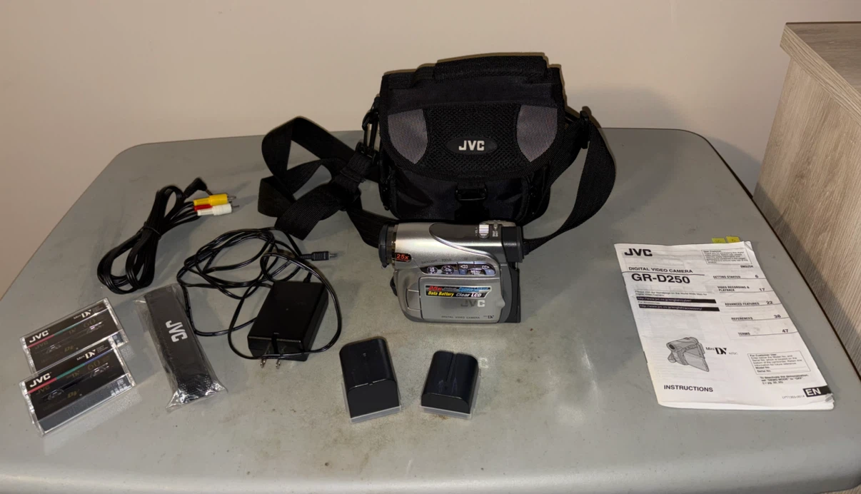 JVC GR-D250 miniDV camera