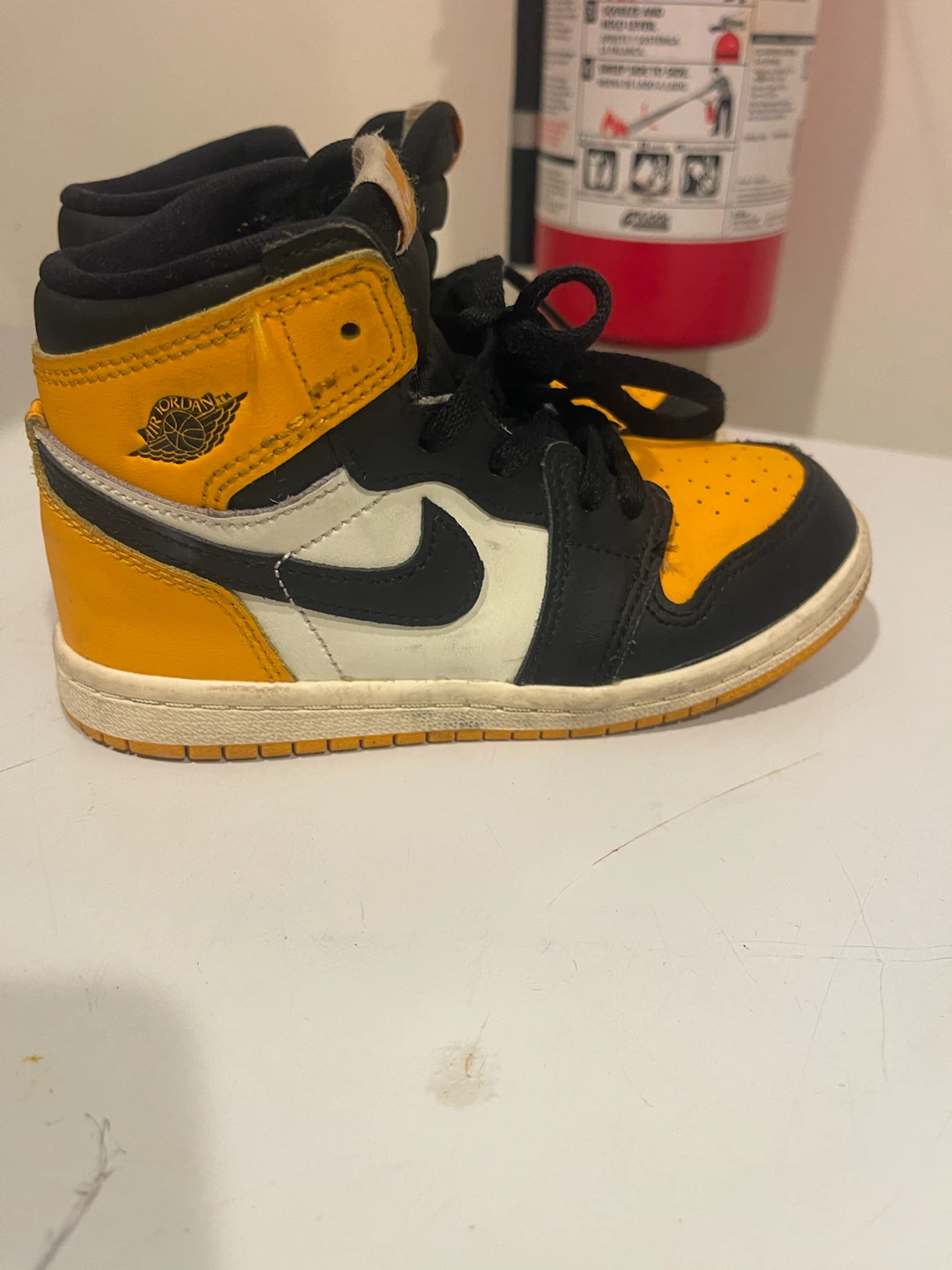Nike Air Jordan 1 Yellow and Black - photo 2