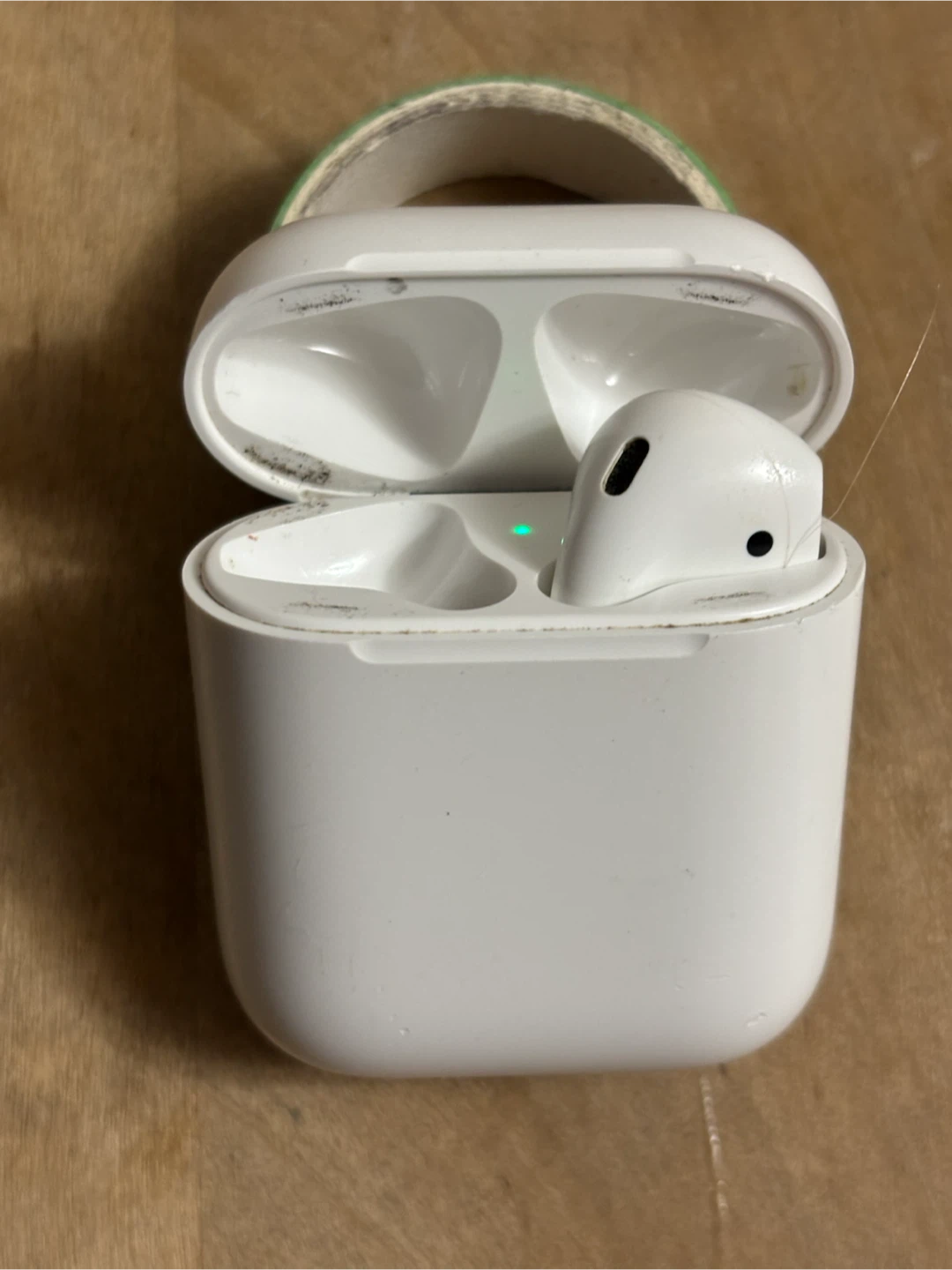 Airpods second generation, case + right airpod