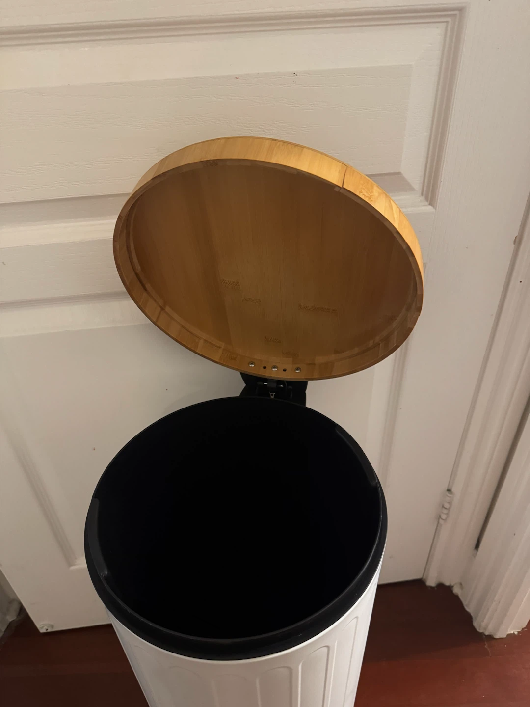 White Pedal Bin with Bamboo Lid - photo 2