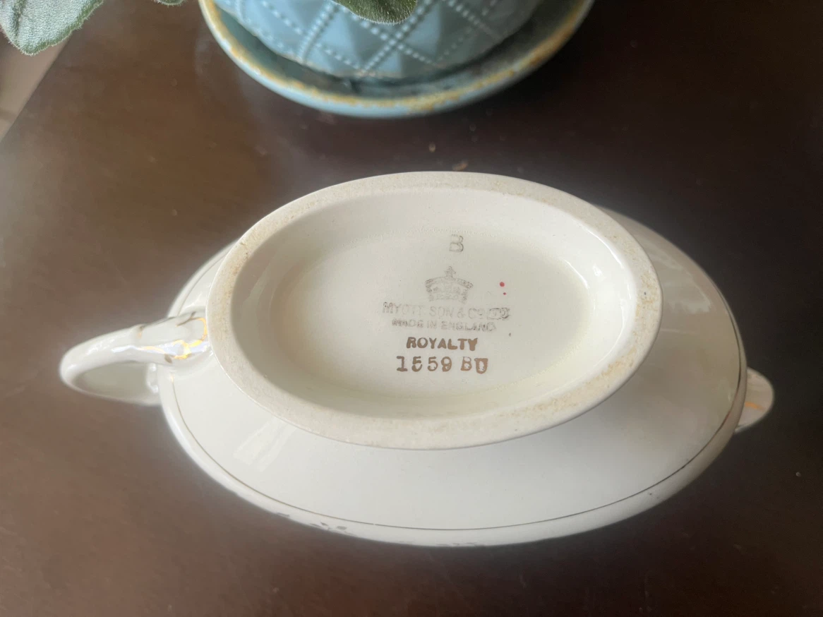 Vintage Porcelain Gravy Boat- Myott Son & Co. Royalty - photo 3