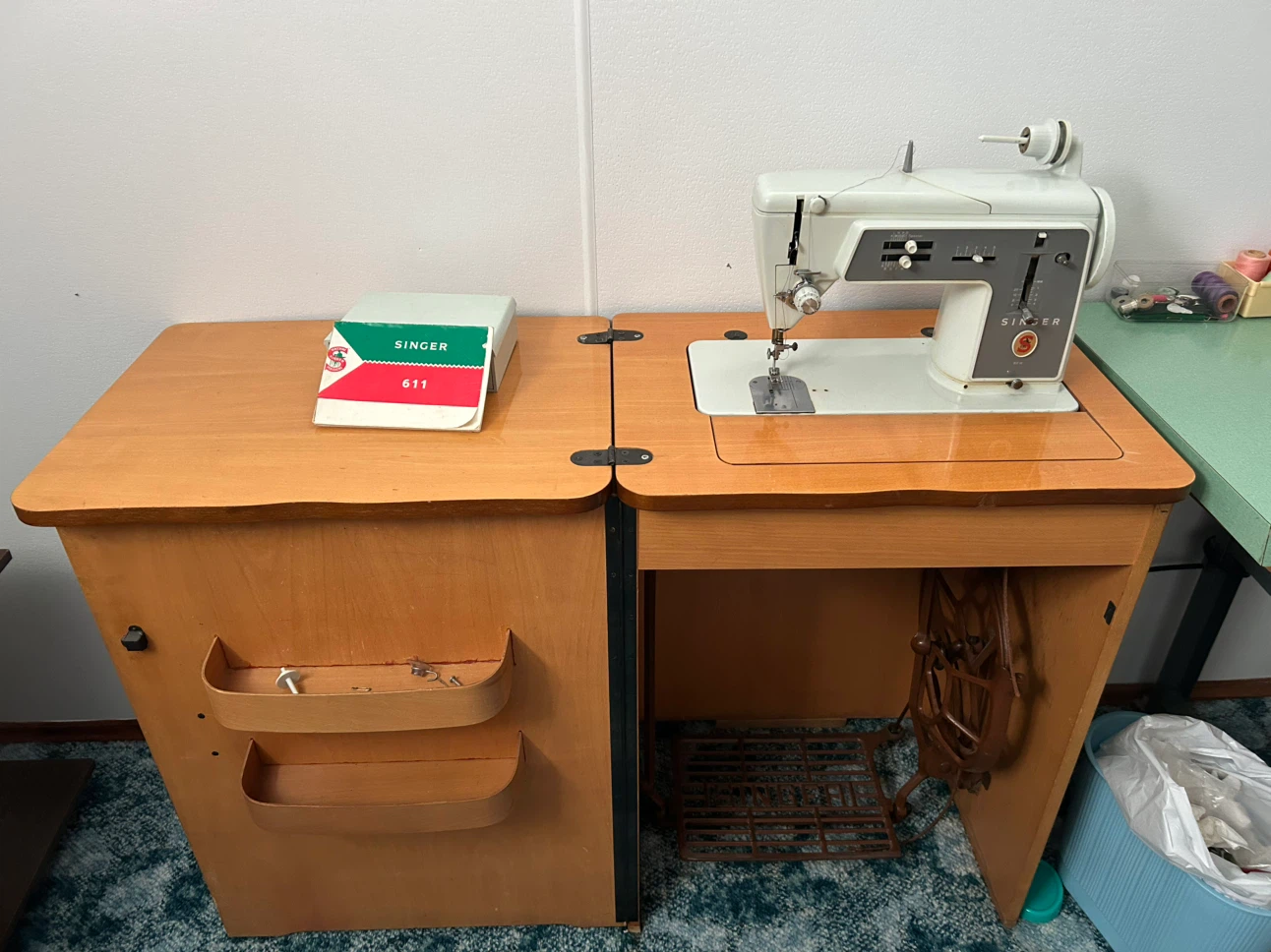 Singer 611 Sewing Machine with Cabinet