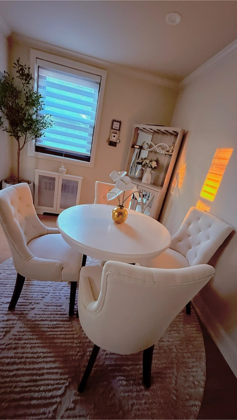 White Round Table and 4 Tufted Chairs Set - photo 2