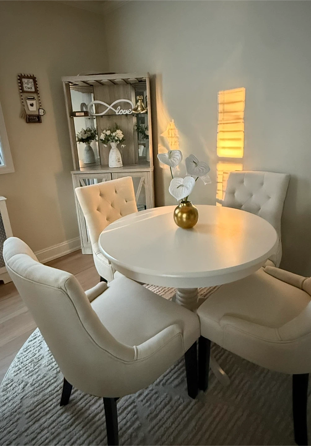 White Round Table and 4 Tufted Chairs Set - photo 3