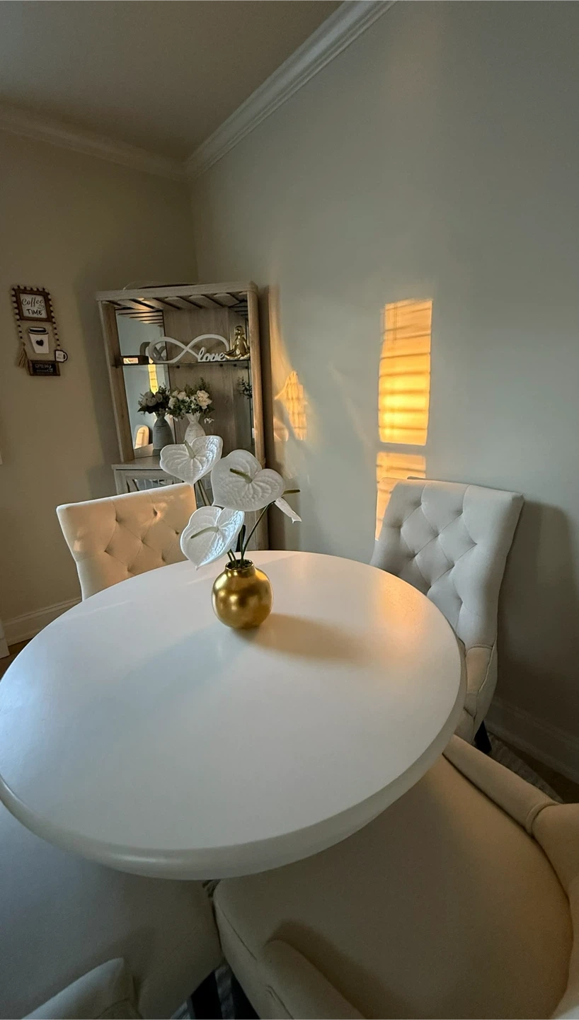 White Round Table and 4 Tufted Chairs Set - photo 4